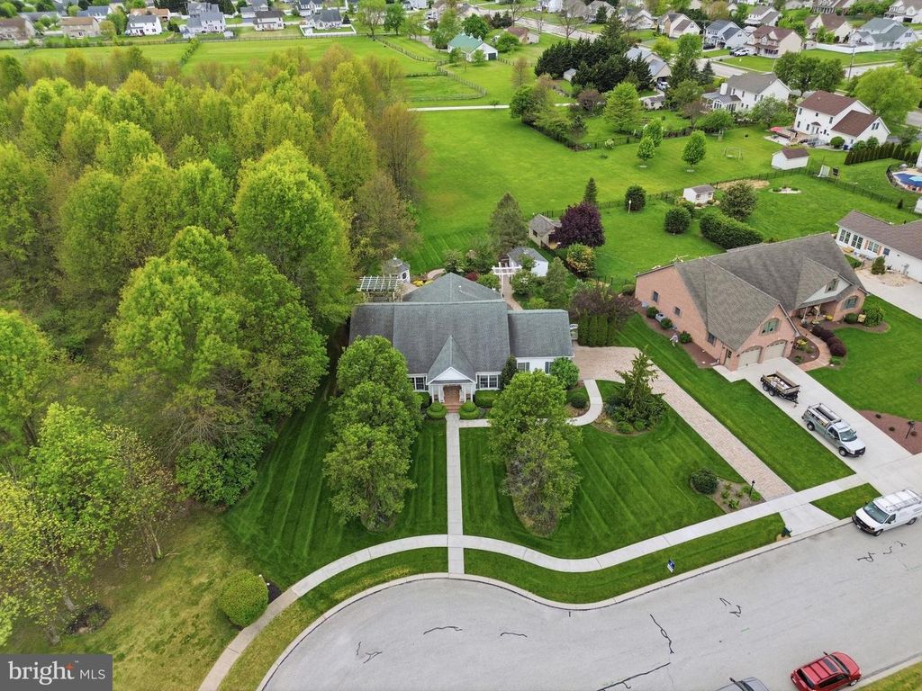 33 WARM BREEZE CT, Hanover, PA 17331
