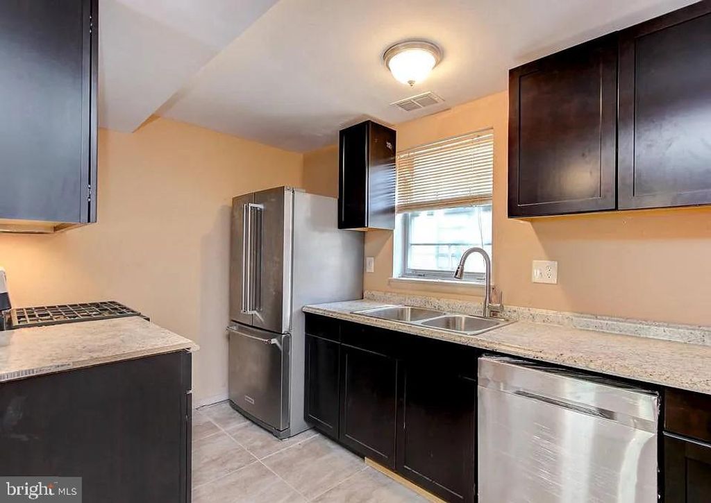 Image 7 of property listing at 1309 E MADISON ST, Baltimore, MD 21205