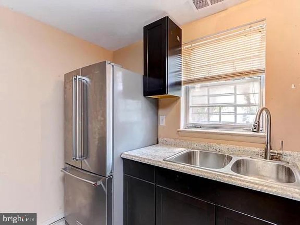 Image 9 of property listing at 1309 E MADISON ST, Baltimore, MD 21205
