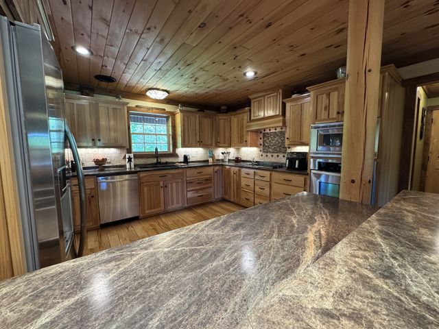 375 Autumn Ridge Ln, Lafayette, TN 37083