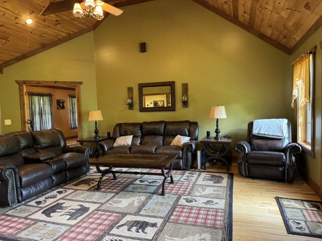 375 Autumn Ridge Ln, Lafayette, TN 37083