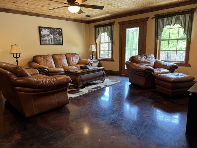 375 Autumn Ridge Ln, Lafayette, TN 37083