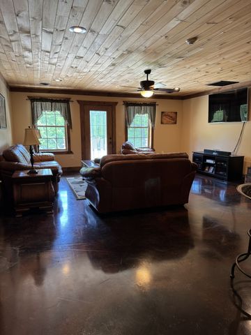 375 Autumn Ridge Ln, Lafayette, TN 37083