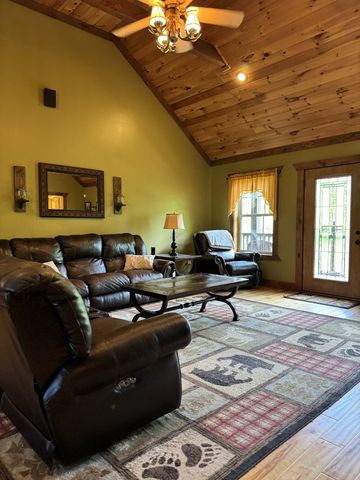 375 Autumn Ridge Ln, Lafayette, TN 37083