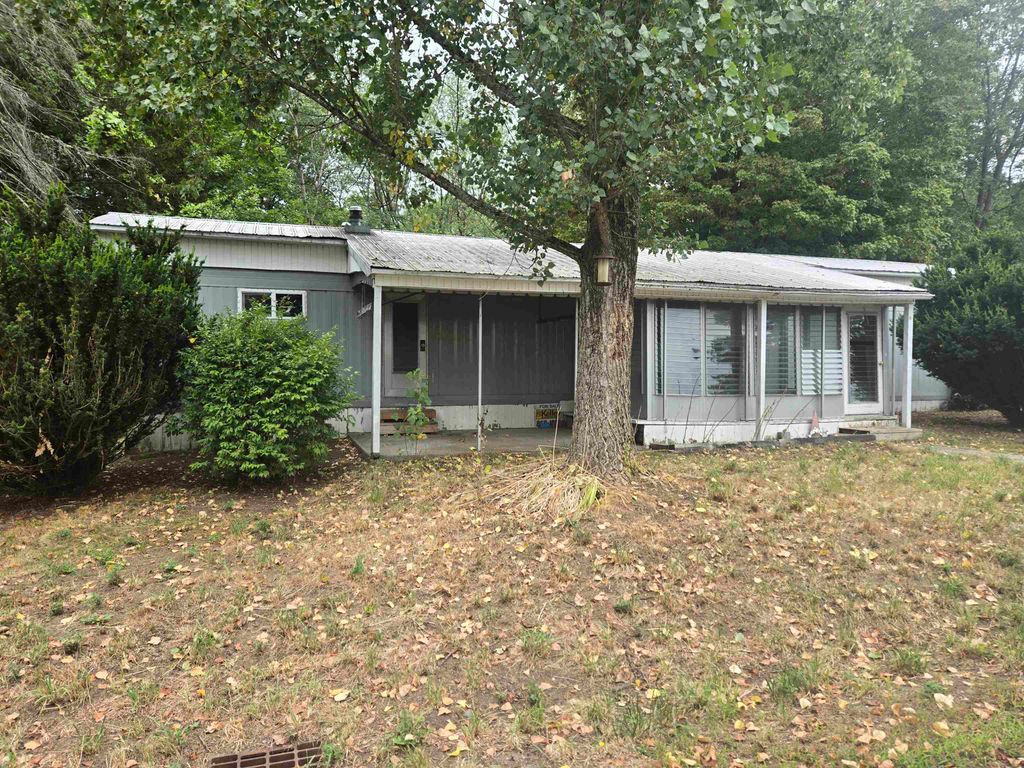 12 Fourth Street, Newport, NH 03773