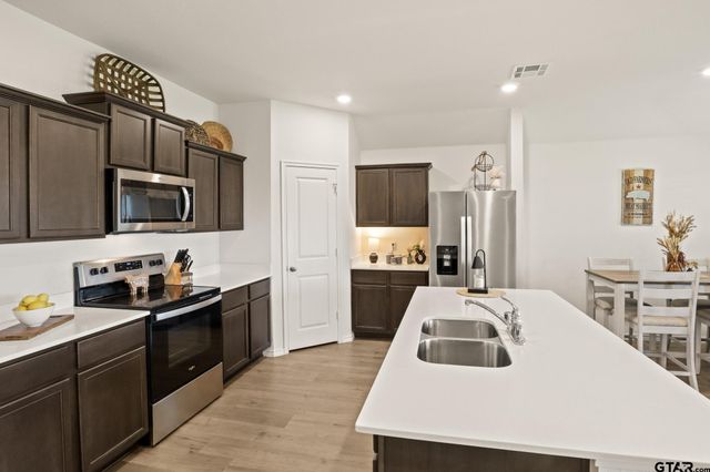1206 Grand View Drive, Ennis, TX 75119