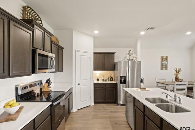 1206 Grand View Drive, Ennis, TX 75119