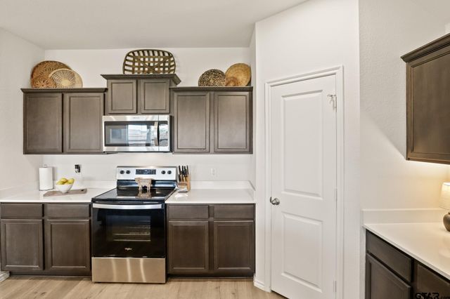 1206 Grand View Drive, Ennis, TX 75119