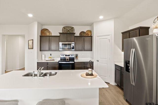 1206 Grand View Drive, Ennis, TX 75119