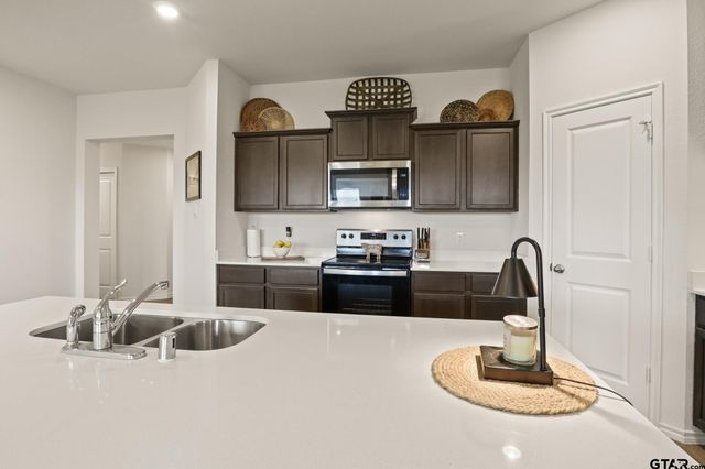1206 Grand View Drive, Ennis, TX 75119