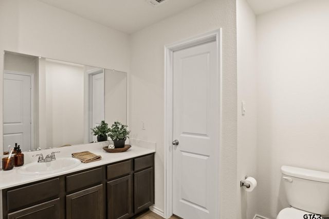 1206 Grand View Drive, Ennis, TX 75119
