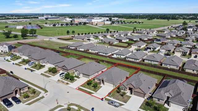 1206 Grand View Drive, Ennis, TX 75119