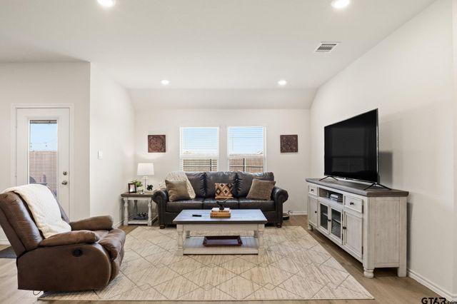1206 Grand View Drive, Ennis, TX 75119