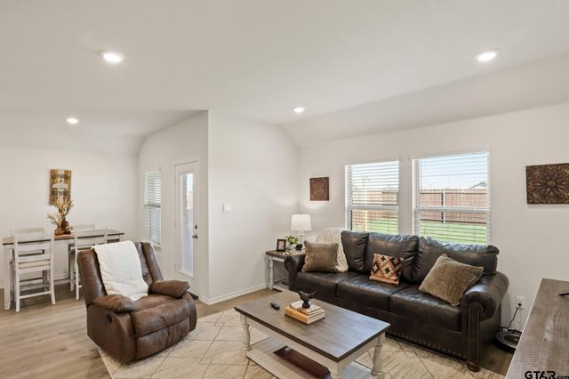 1206 Grand View Drive, Ennis, TX 75119
