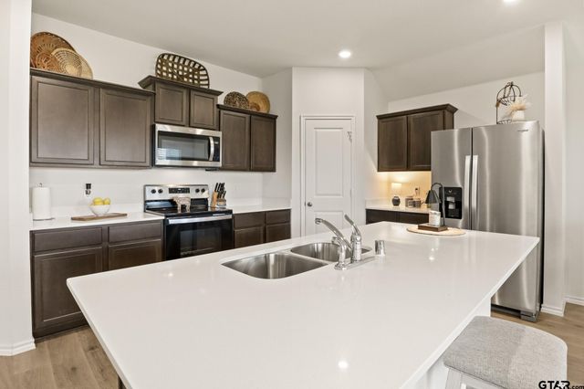 1206 Grand View Drive, Ennis, TX 75119
