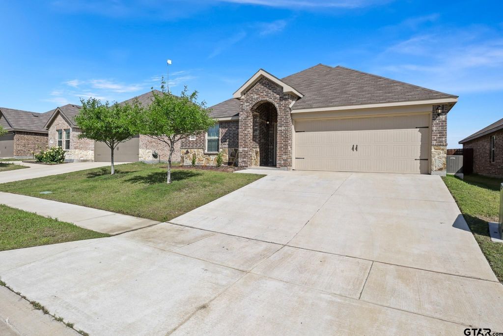1206 Grand View Drive, Ennis, TX 75119
