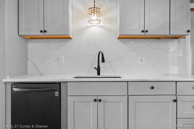 26980 James Avenue, Flat Rock, MI 48134