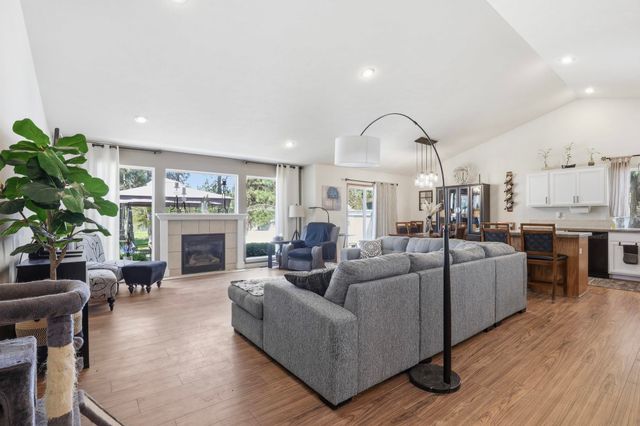6261 Jenna Dr, Nine Mile Falls, WA 99026