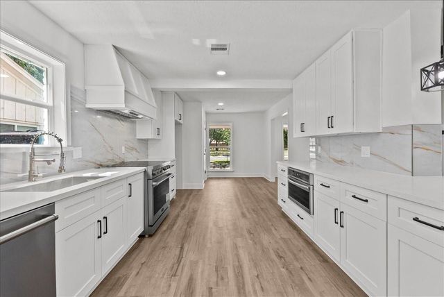 8011 Richmond Avenue, Houston, TX 77063
