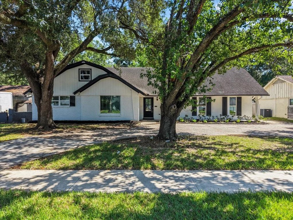 8011 Richmond Avenue, Houston, TX 77063