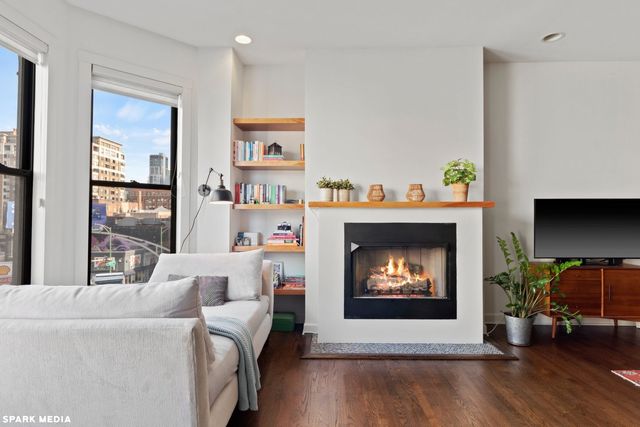 353 W Chicago Avenue 4E, Chicago, IL 60654