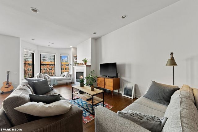 353 W Chicago Avenue 4E, Chicago, IL 60654
