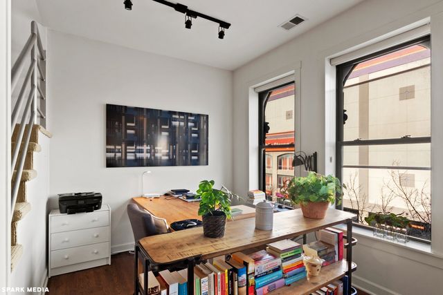 353 W Chicago Avenue 4E, Chicago, IL 60654