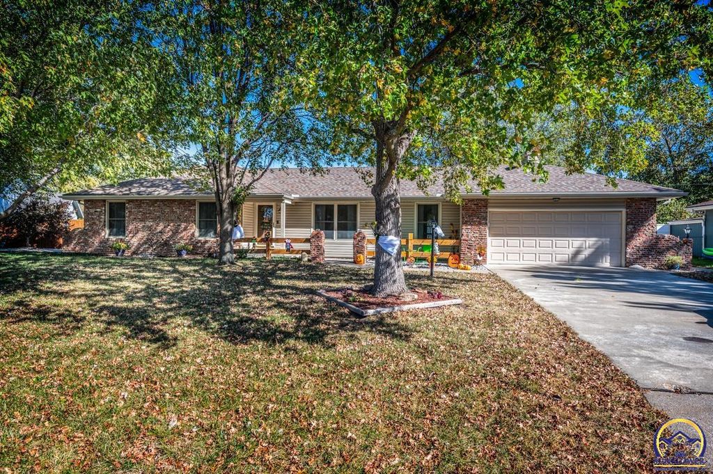 3916 SE 32nd St, Topeka, KS 66605