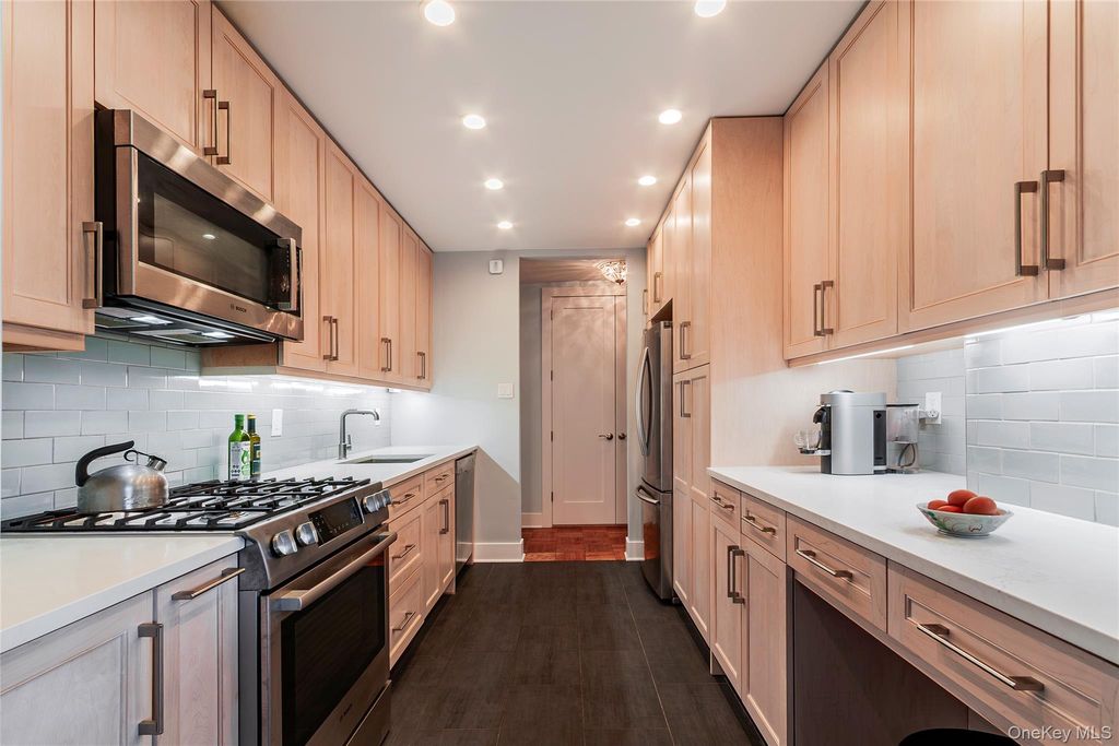 3935 Blackstone Avenue 8B, Bronx, NY 10471 — photo 5