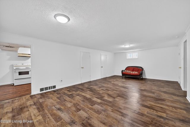 6003 Jeanine Dr, Louisville, KY 40219