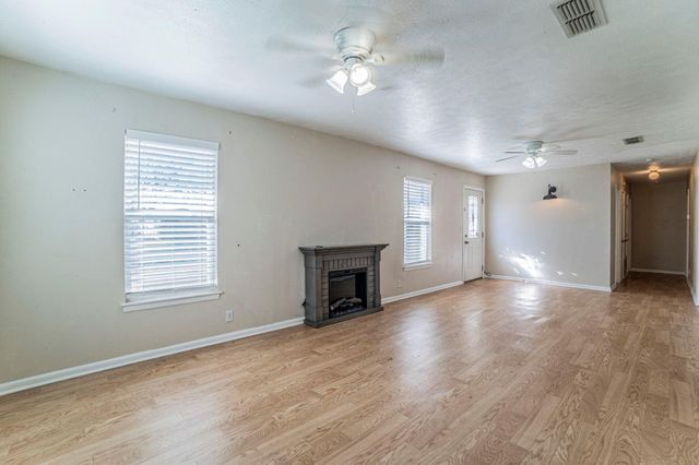 900 Elizabeth Boulevard, Granbury, TX 76048