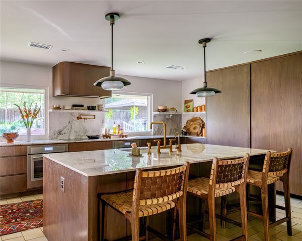 906 Leatrice Drive, Dallas, TX 75208