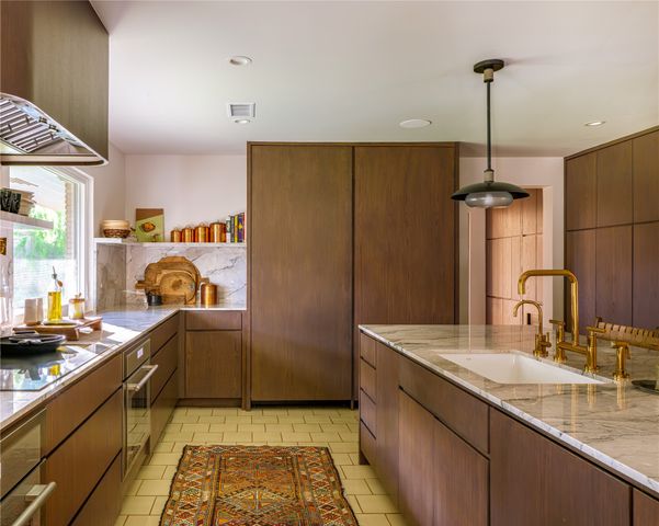 906 Leatrice Drive, Dallas, TX 75208