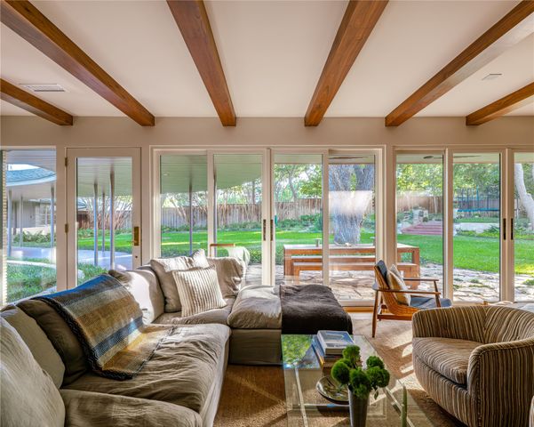 906 Leatrice Drive, Dallas, TX 75208