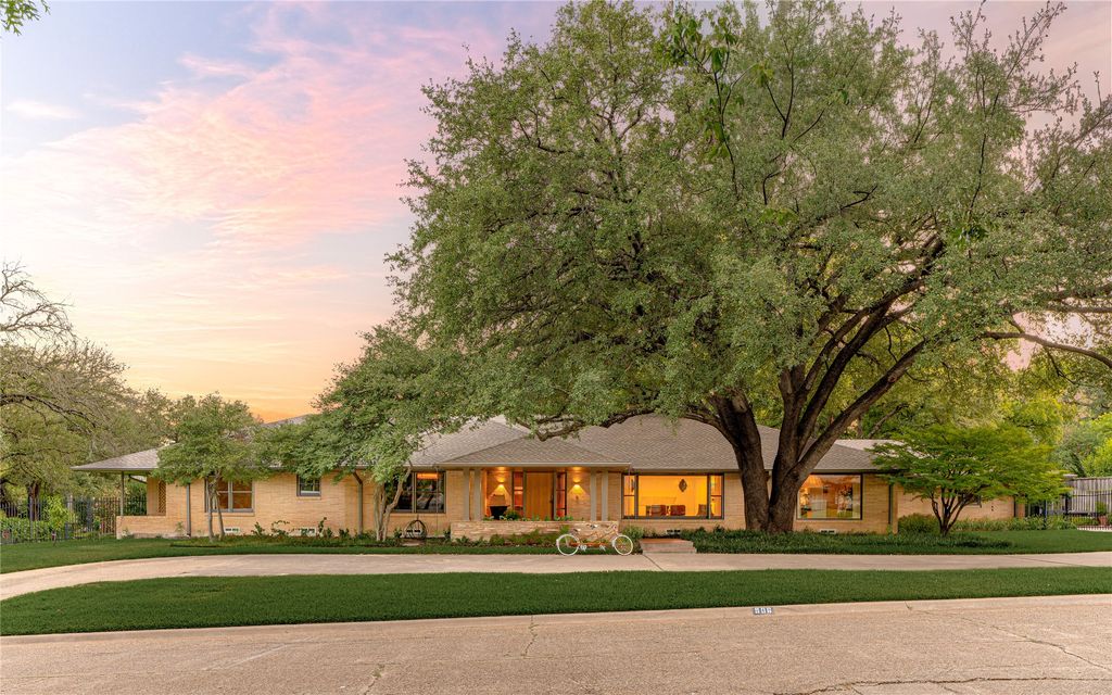 906 Leatrice Drive, Dallas, TX 75208