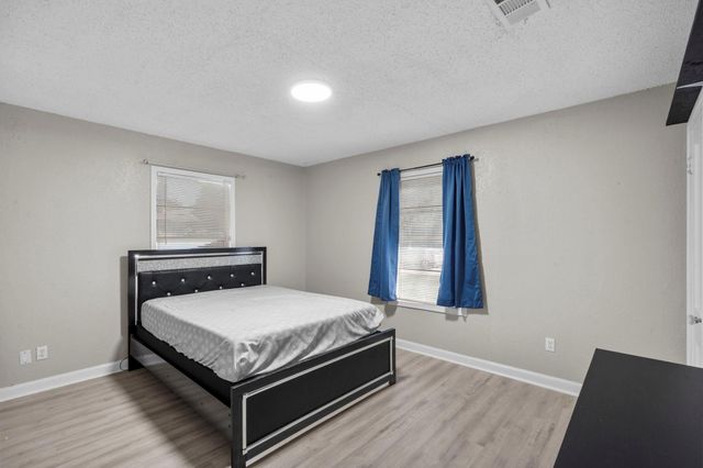 706 13th Street N, Texas City, TX 77590