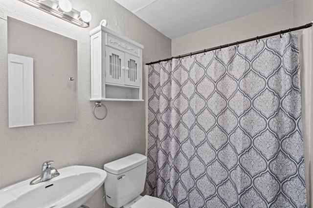 706 13th Street N, Texas City, TX 77590