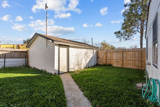 706 13th Street N, Texas City, TX 77590