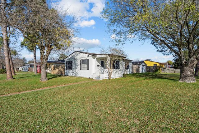 706 13th Street N, Texas City, TX 77590