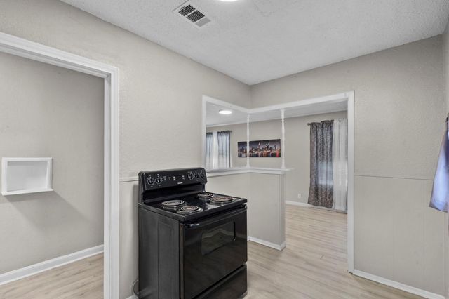 706 13th Street N, Texas City, TX 77590