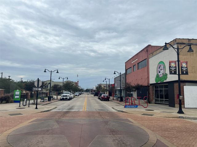 112 W Texas Avenue, Baytown, TX 77520