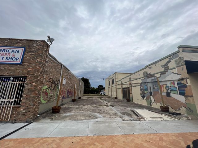 112 W Texas Avenue, Baytown, TX 77520