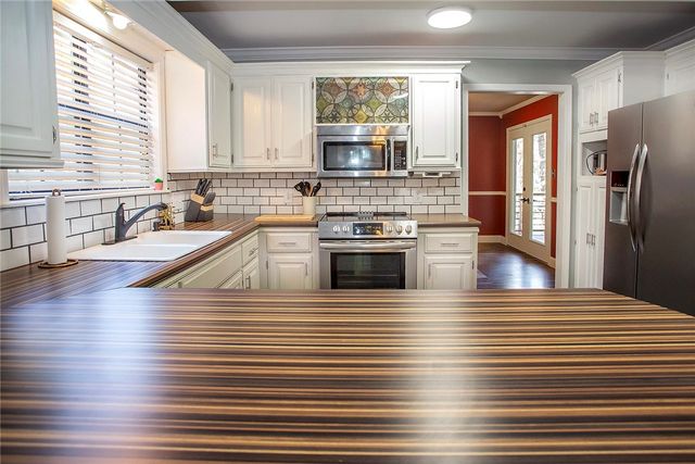 214 Canterbury Circle, Russellville, AR 72802