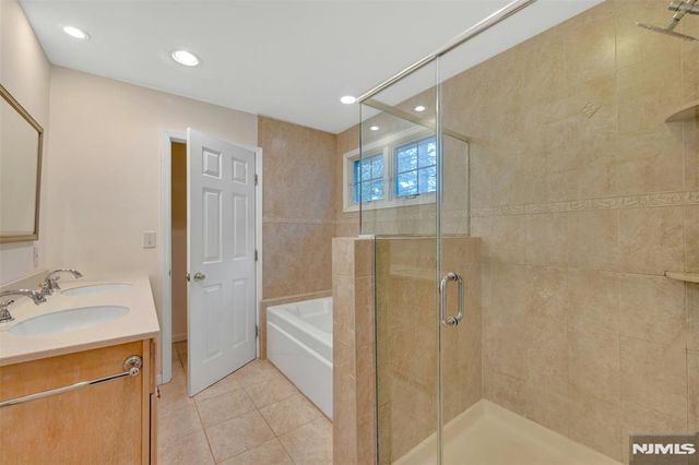292 Edgewood Avenue, Teaneck, NJ 07666