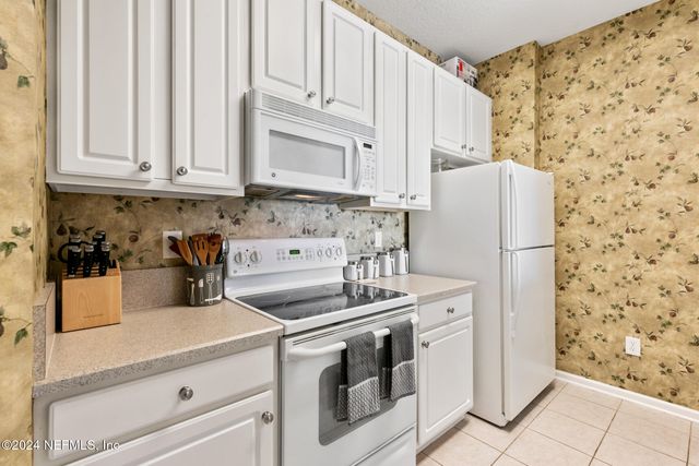 7801 POINT MEADOWS Drive 8406, Jacksonville, FL 32256