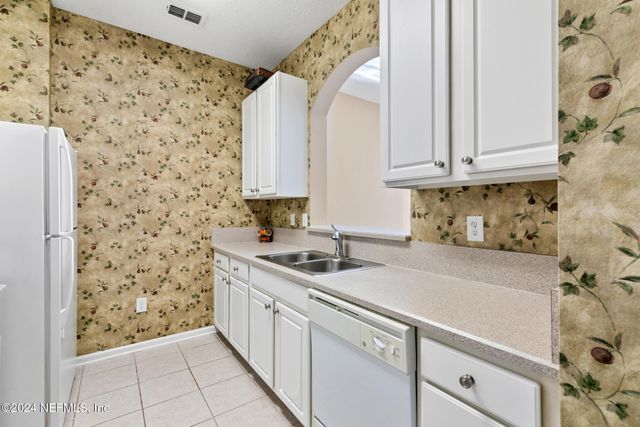 7801 POINT MEADOWS Drive 8406, Jacksonville, FL 32256