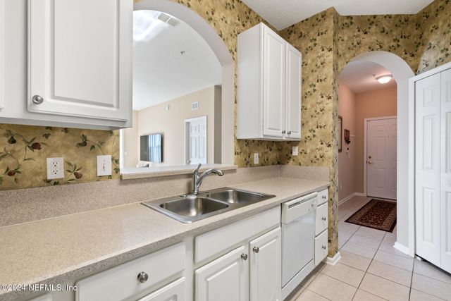 7801 POINT MEADOWS Drive 8406, Jacksonville, FL 32256