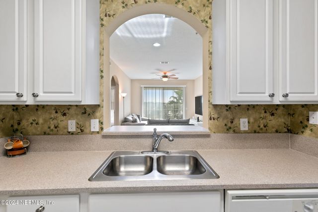 7801 POINT MEADOWS Drive 8406, Jacksonville, FL 32256