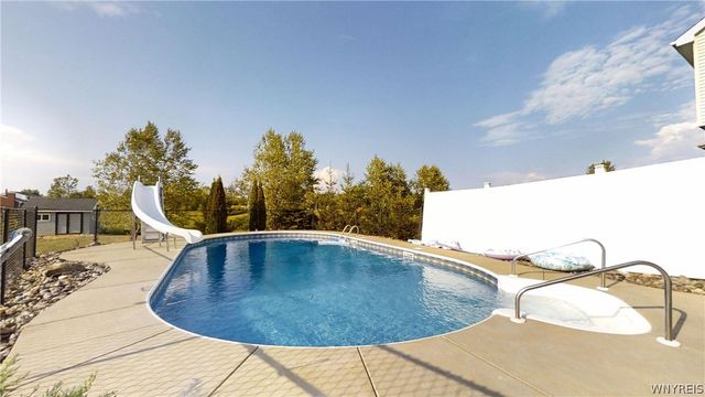 10 Muirfield Lane, Lancaster, NY 14086