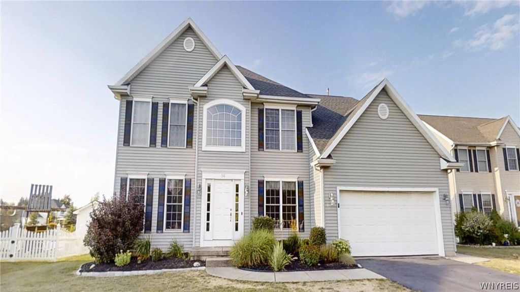 10 Muirfield Lane, Lancaster, NY 14086